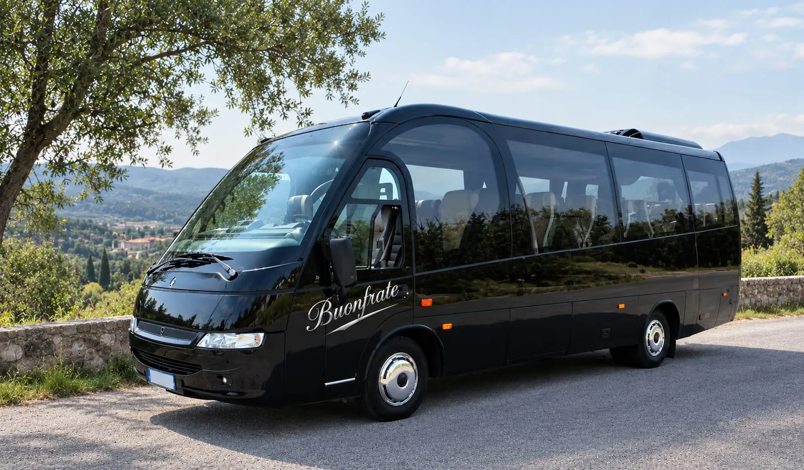 Midibus nero con scritta Buonfrate