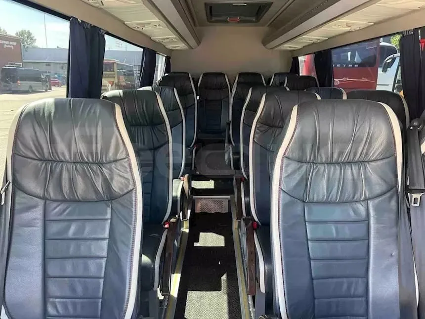 Interno del minibus da 19 posti con sedili in pelle
