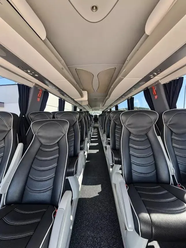 Corridoio e sedili in pelle del pullman da 51 posti