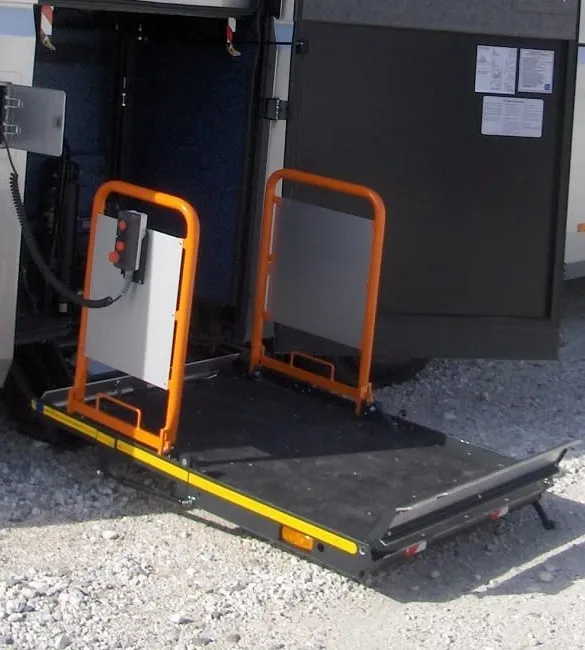 Pedana elevatrice per sedia a rotelle aperta